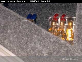 showyoursound.nl - Blue Bulls Ice Install . . . - Blue Bull - 37.jpg - Daar zitten ze, achter een plexi raampje . . .
